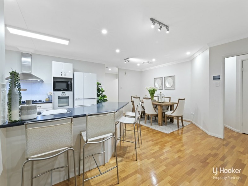 6 Crampton Court, Arana Hills QLD 4054