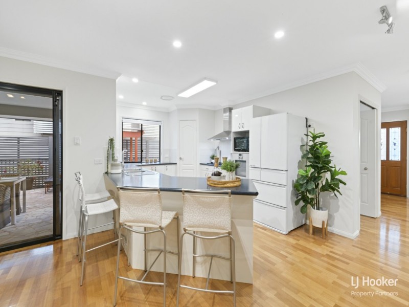 6 Crampton Court, Arana Hills QLD 4054