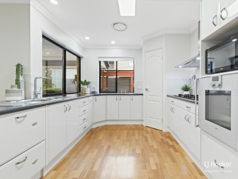 6 Crampton Court, Arana Hills QLD 4054