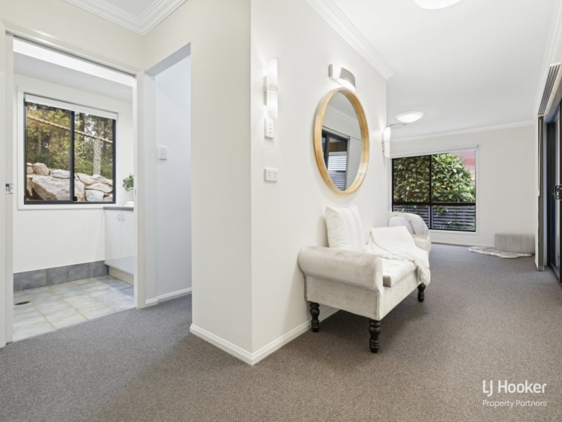 6 Crampton Court, Arana Hills QLD 4054