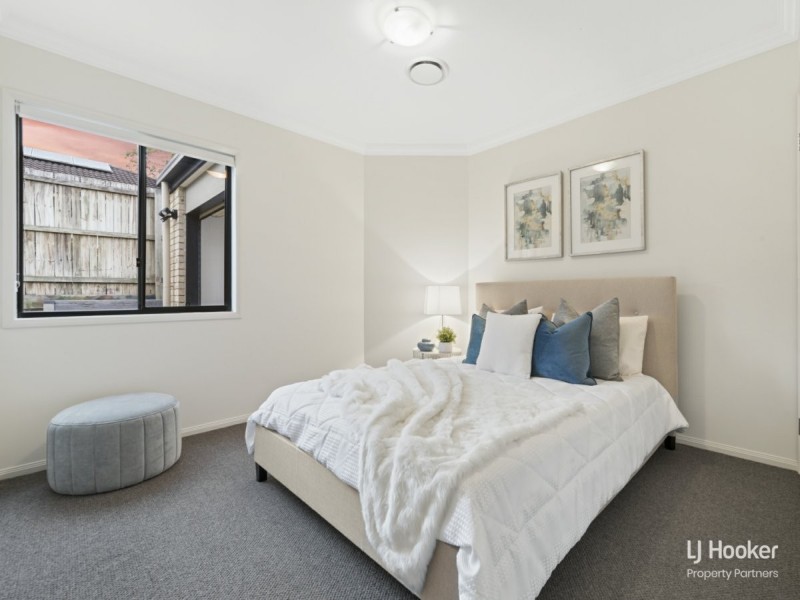 6 Crampton Court, Arana Hills QLD 4054