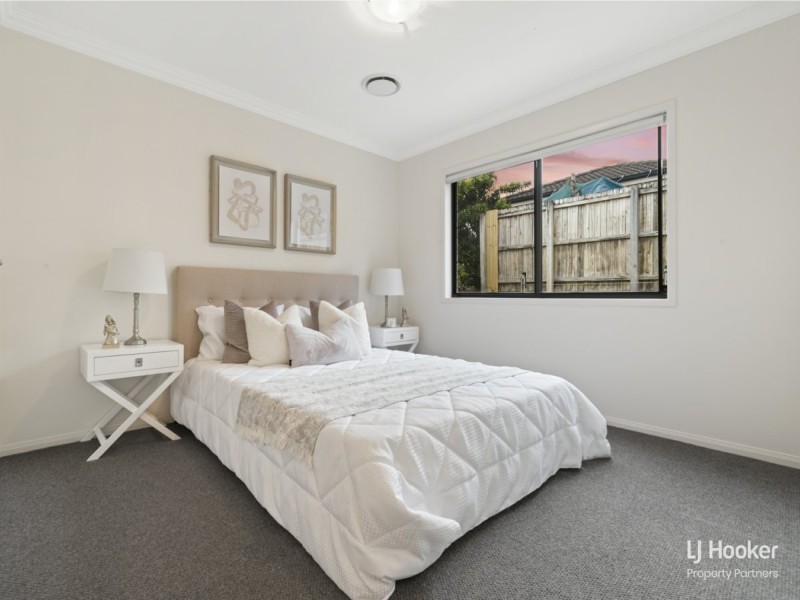 6 Crampton Court, Arana Hills QLD 4054