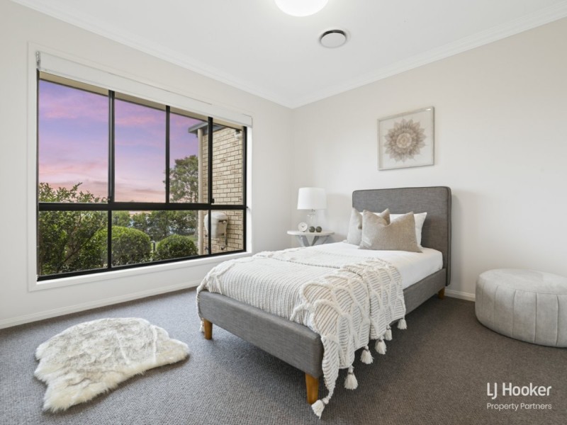 6 Crampton Court, Arana Hills QLD 4054