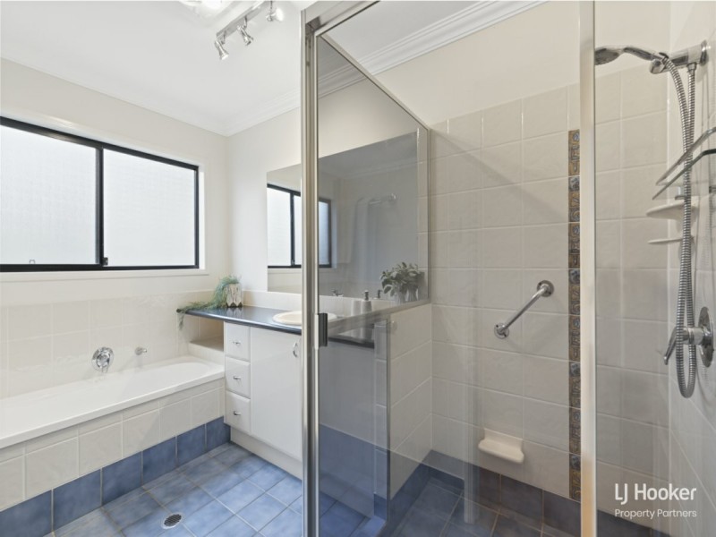 6 Crampton Court, Arana Hills QLD 4054