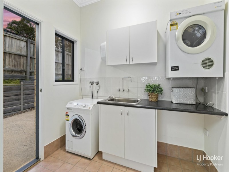 6 Crampton Court, Arana Hills QLD 4054