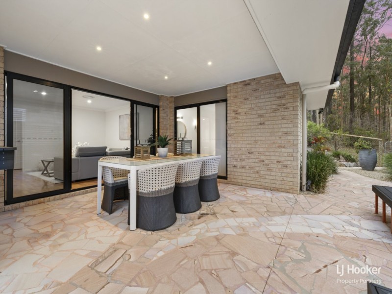 6 Crampton Court, Arana Hills QLD 4054