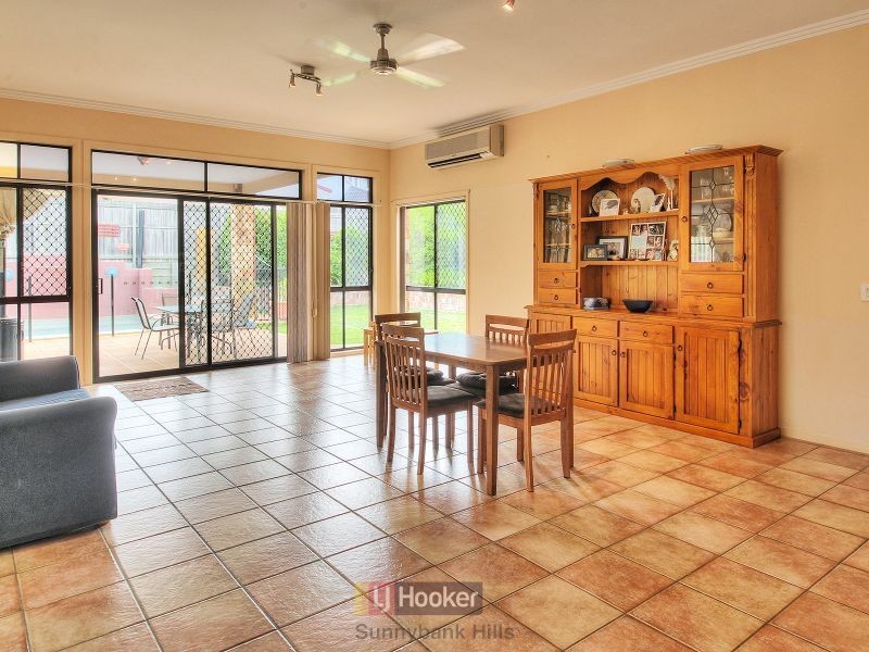8 Mitchell Place, Parkinson QLD 4115