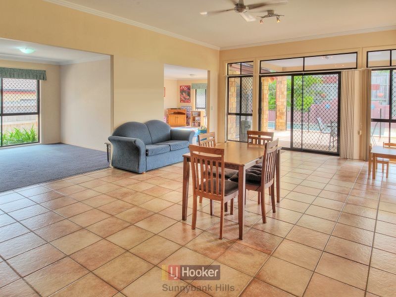 8 Mitchell Place, Parkinson QLD 4115
