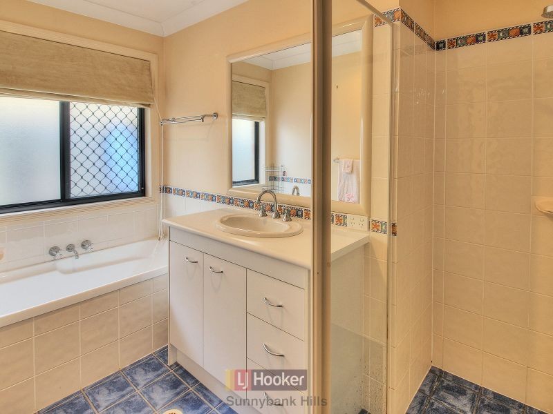 8 Mitchell Place, Parkinson QLD 4115