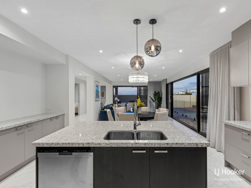 8824 The Point Circuit, Hope Island QLD 4212