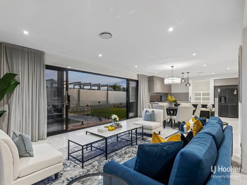 8824 The Point Circuit, Hope Island QLD 4212