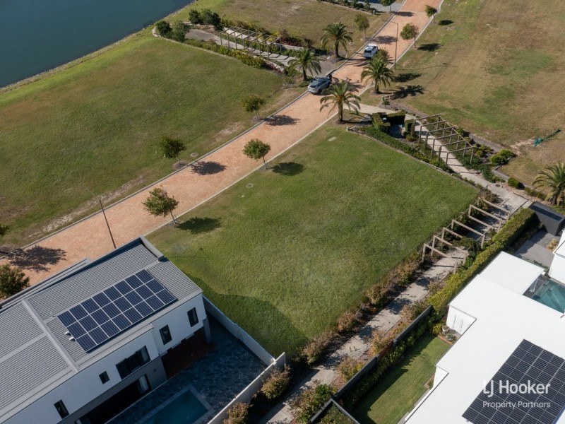 8825 The Point Circuit, Hope Island QLD 4212