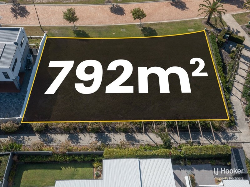 8825 The Point Circuit, Hope Island QLD 4212
