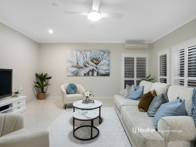 8 Lincoln Place, Stretton QLD 4116