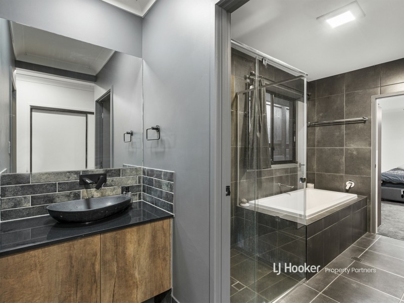 22 Escalade Circuit, Pallara QLD 4110