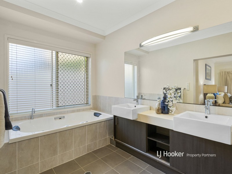 18 Pinnacle Place, Eight Mile Plains QLD 4113