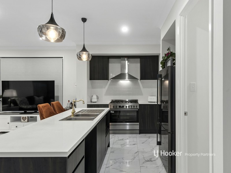 33 Mercy Circuit, Park Ridge QLD 4125