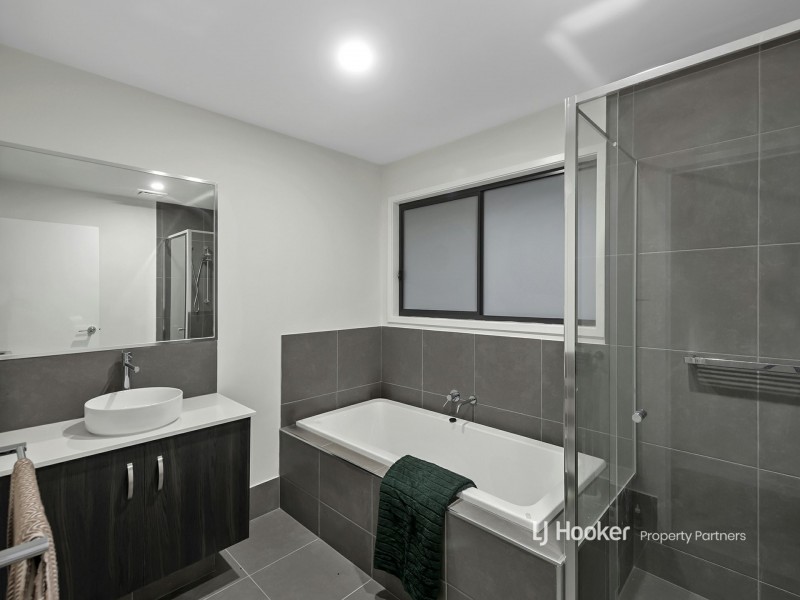 33 Mercy Circuit, Park Ridge QLD 4125