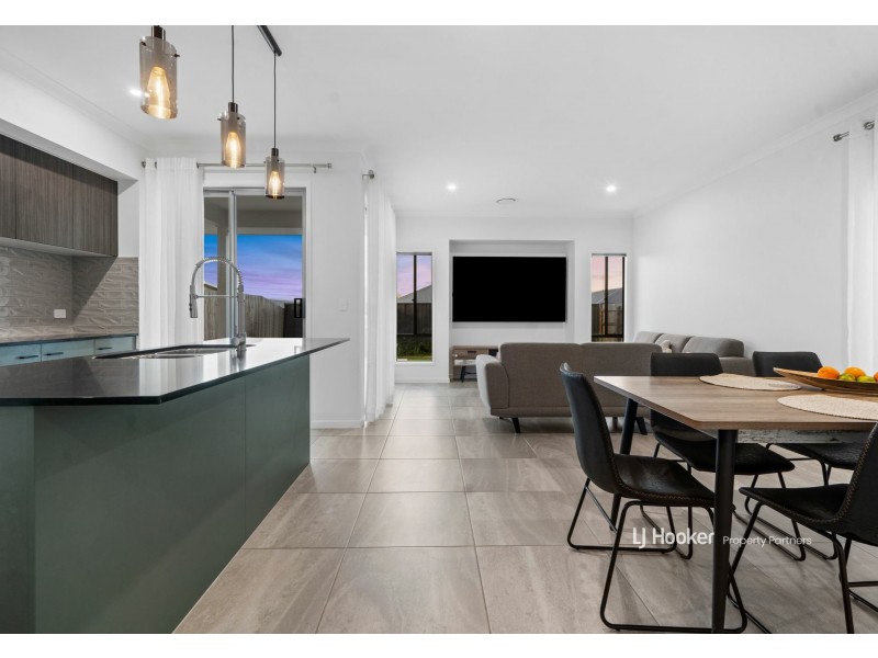 8 Pearl Street, Pallara QLD 4110