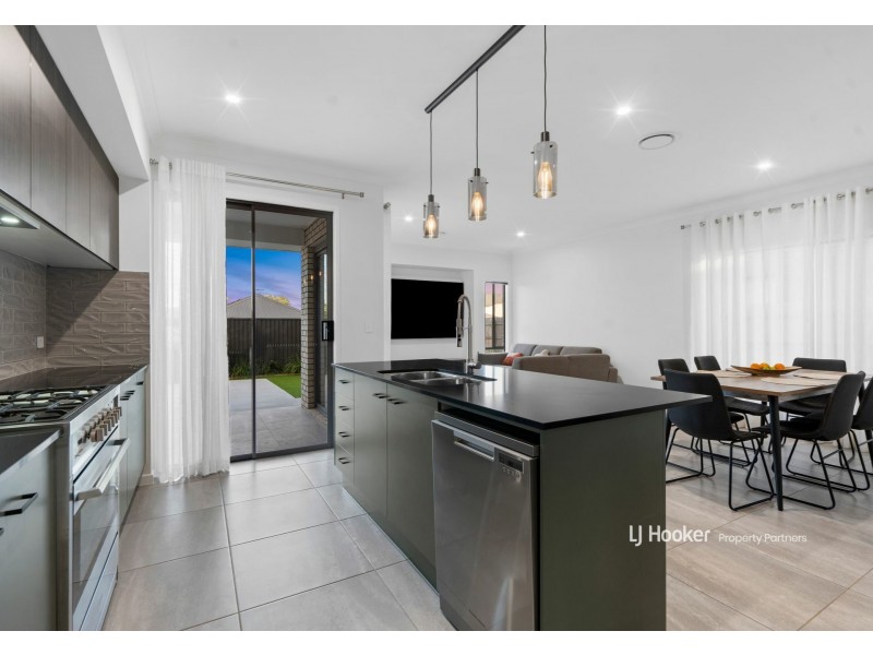 8 Pearl Street, Pallara QLD 4110