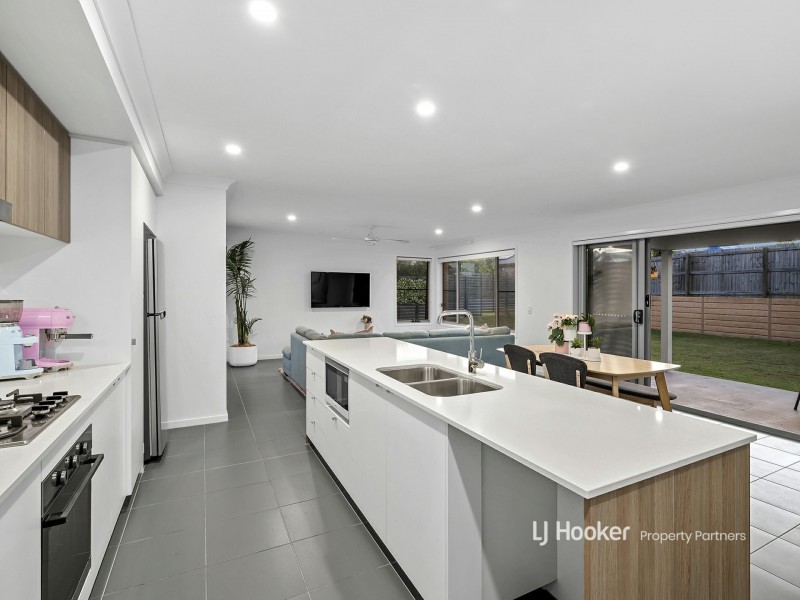 17 Chambers Ridge Boulevard, Park Ridge QLD 4125