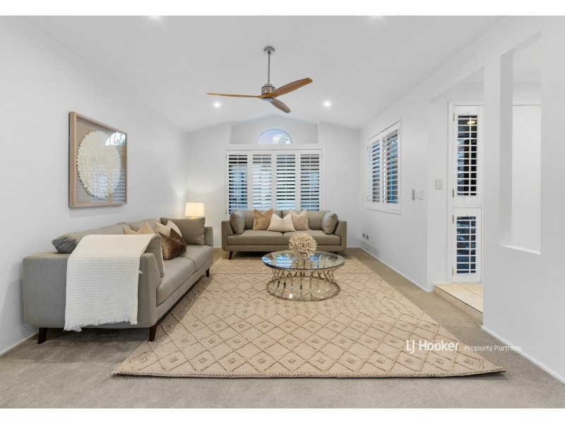 32 Windsor Place, Carindale QLD 4152