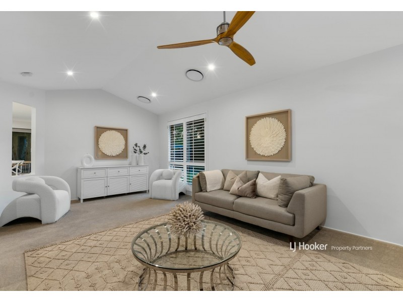 32 Windsor Place, Carindale QLD 4152