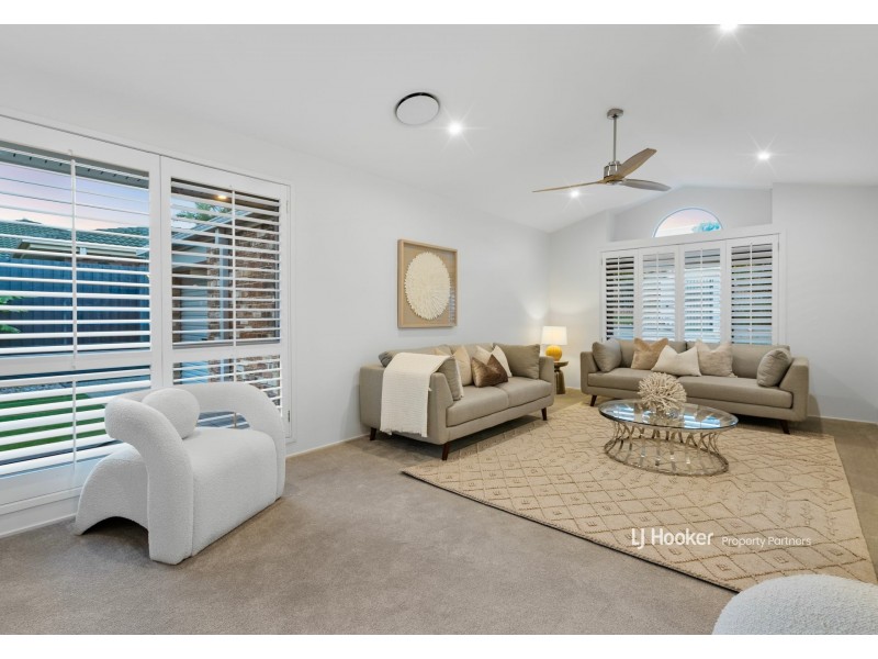 32 Windsor Place, Carindale QLD 4152