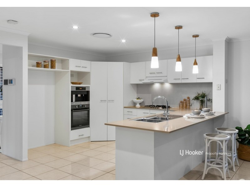 32 Windsor Place, Carindale QLD 4152