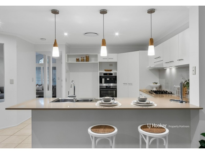 32 Windsor Place, Carindale QLD 4152