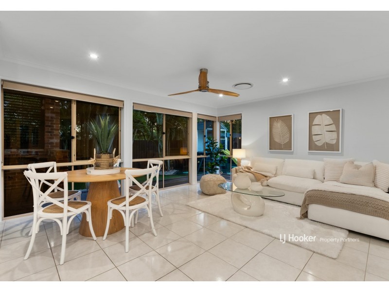 32 Windsor Place, Carindale QLD 4152