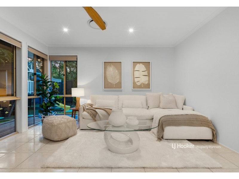 32 Windsor Place, Carindale QLD 4152