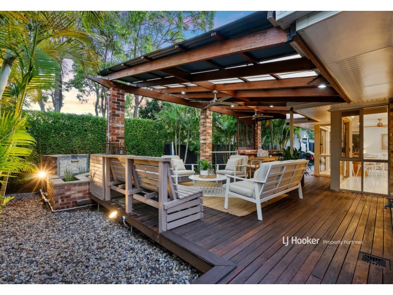 32 Windsor Place, Carindale QLD 4152