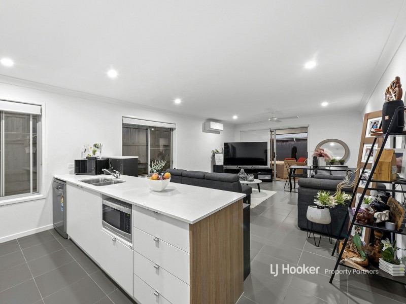 16 Brunner Drive, Park Ridge QLD 4125