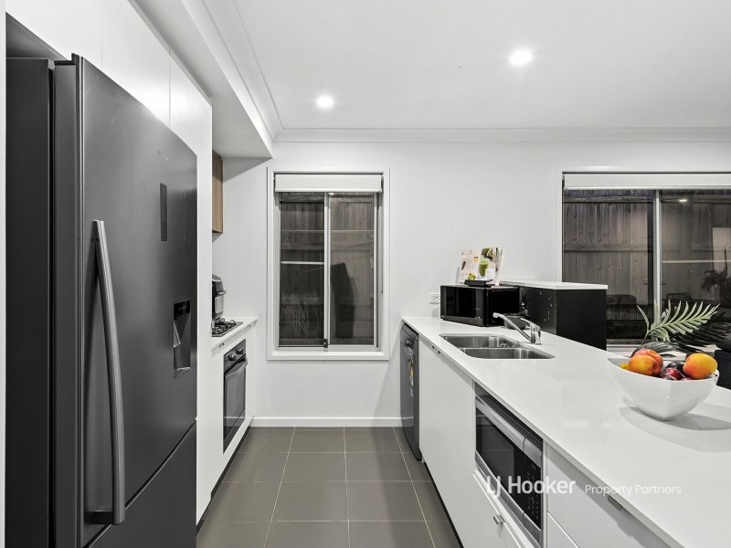 16 Brunner Drive, Park Ridge QLD 4125