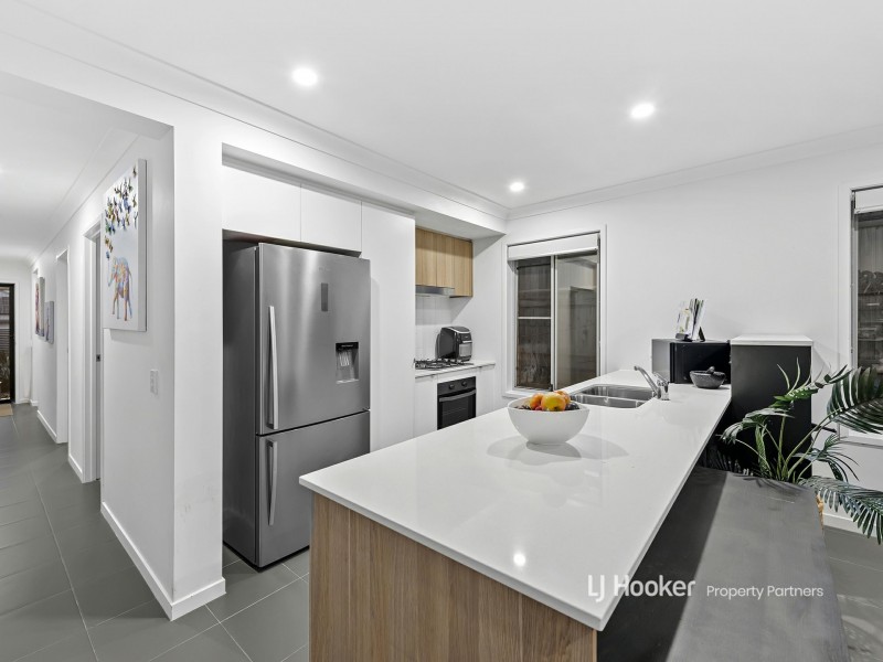 16 Brunner Drive, Park Ridge QLD 4125