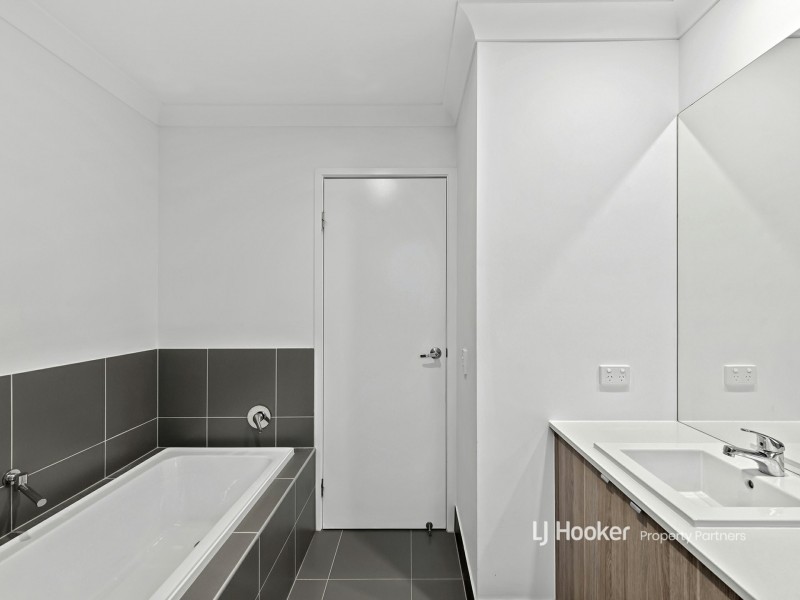 16 Brunner Drive, Park Ridge QLD 4125