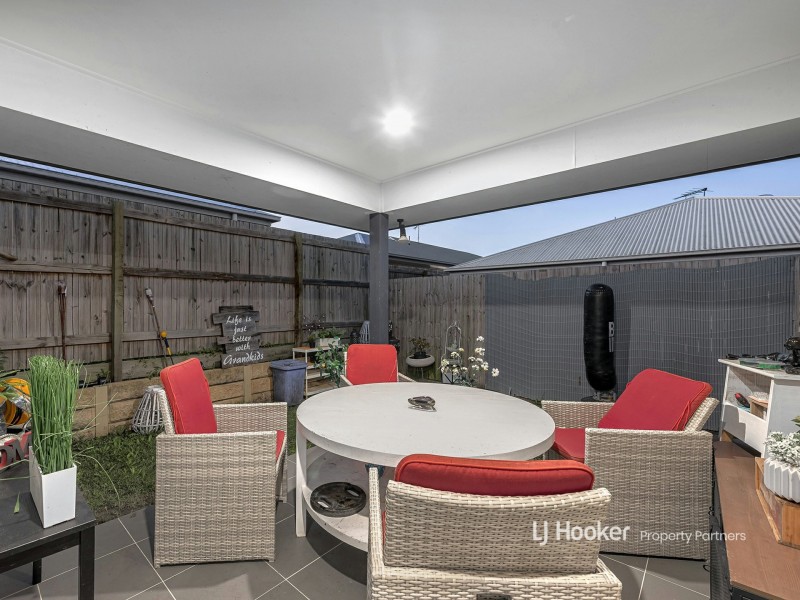 16 Brunner Drive, Park Ridge QLD 4125