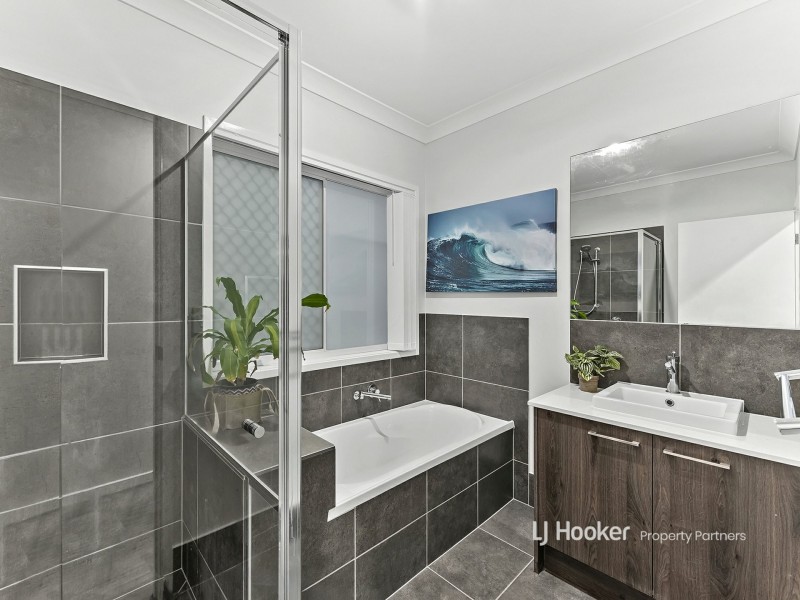 33 Grevillea Way, Park Ridge QLD 4125