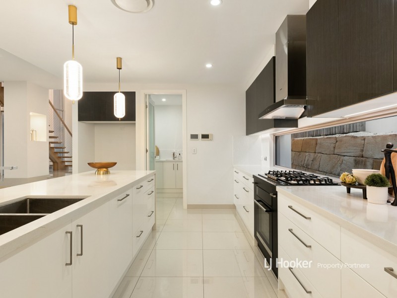 13 Skyline Crescent, Carindale QLD 4152