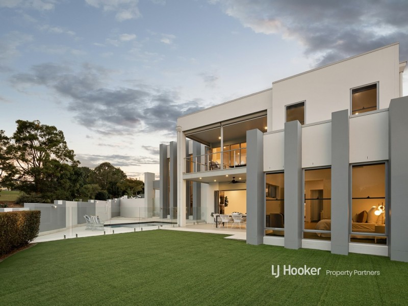 13 Skyline Crescent, Carindale QLD 4152