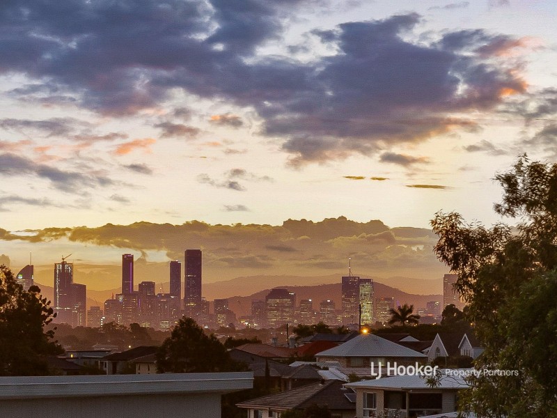 13 Skyline Crescent, Carindale QLD 4152