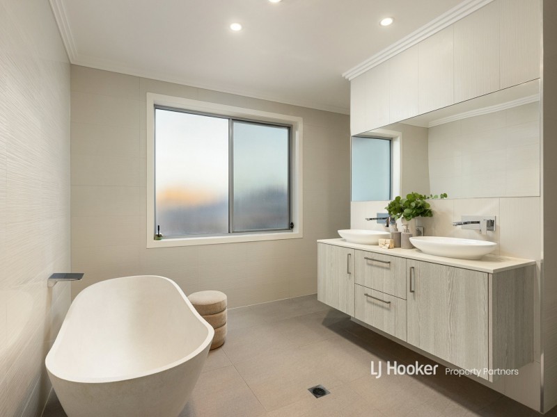 13 Skyline Crescent, Carindale QLD 4152