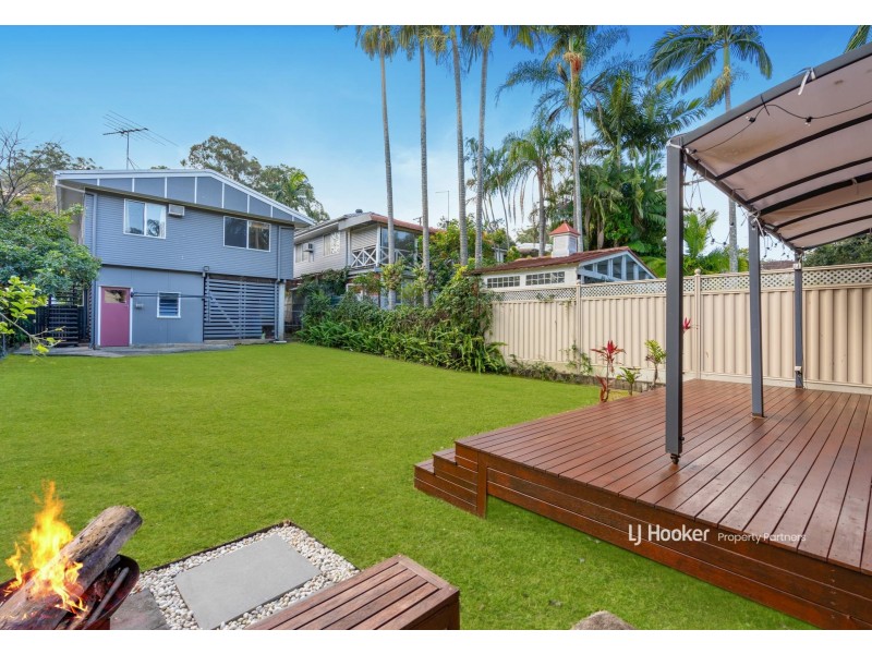 64 Dobbs Street, Holland Park West QLD 4121