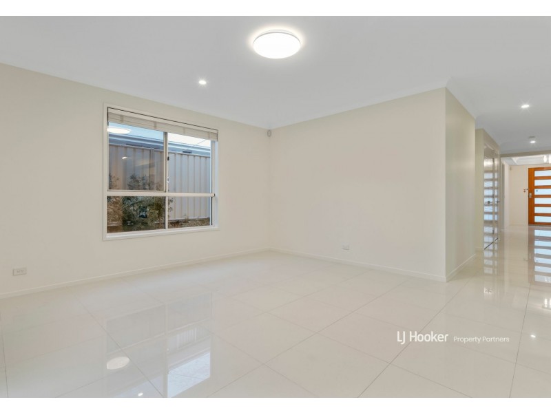 8 Golden Place, Robertson QLD 4109