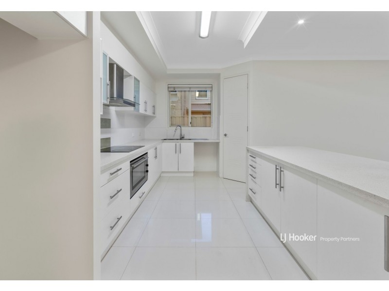 8 Golden Place, Robertson QLD 4109