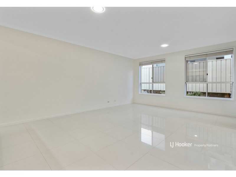 8 Golden Place, Robertson QLD 4109