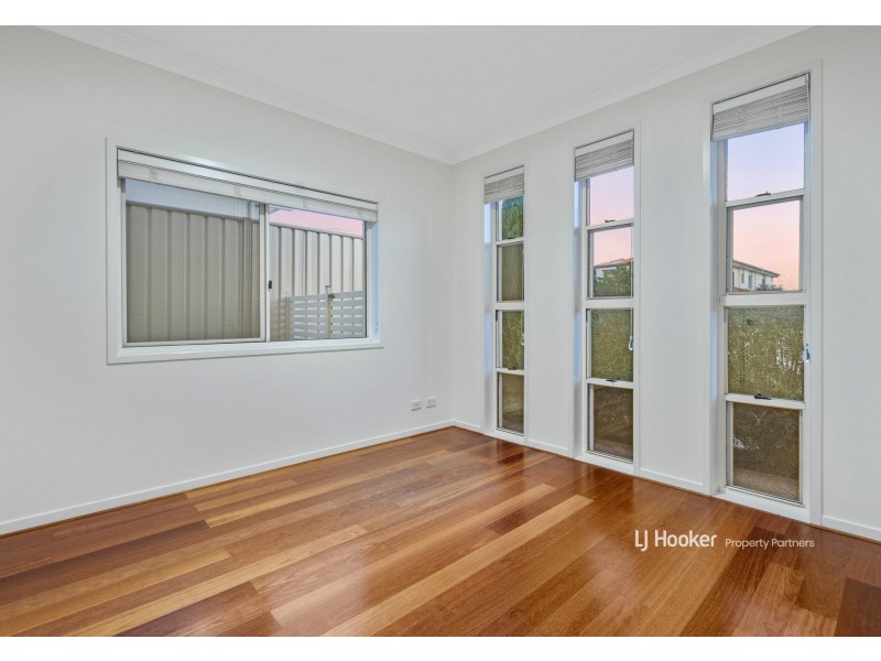 8 Golden Place, Robertson QLD 4109