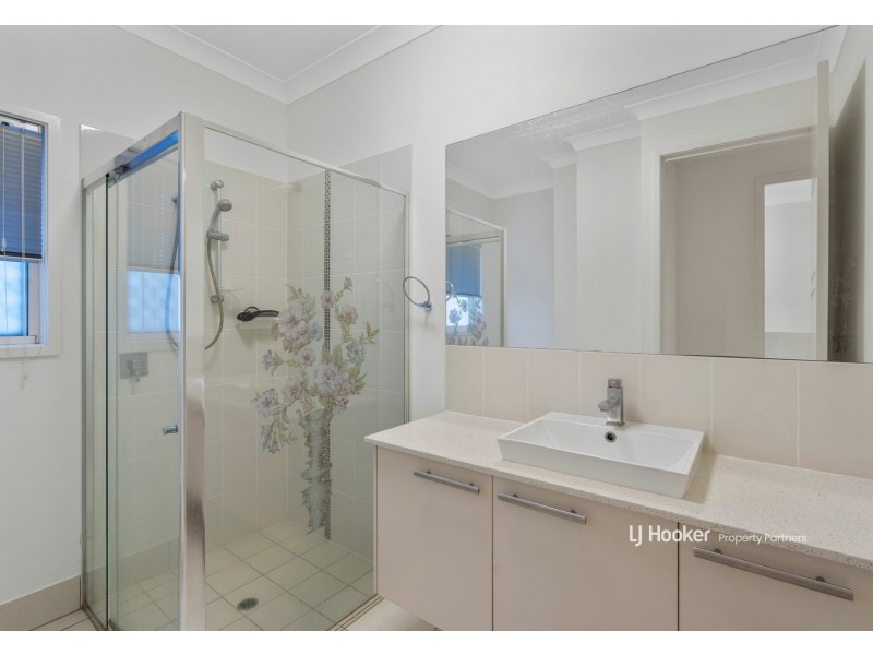 8 Golden Place, Robertson QLD 4109