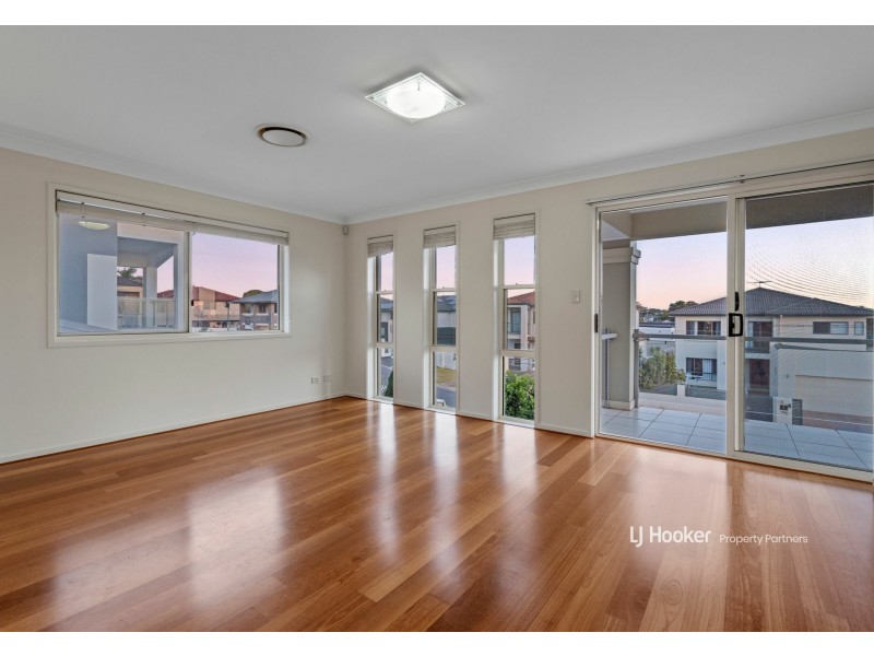 8 Golden Place, Robertson QLD 4109